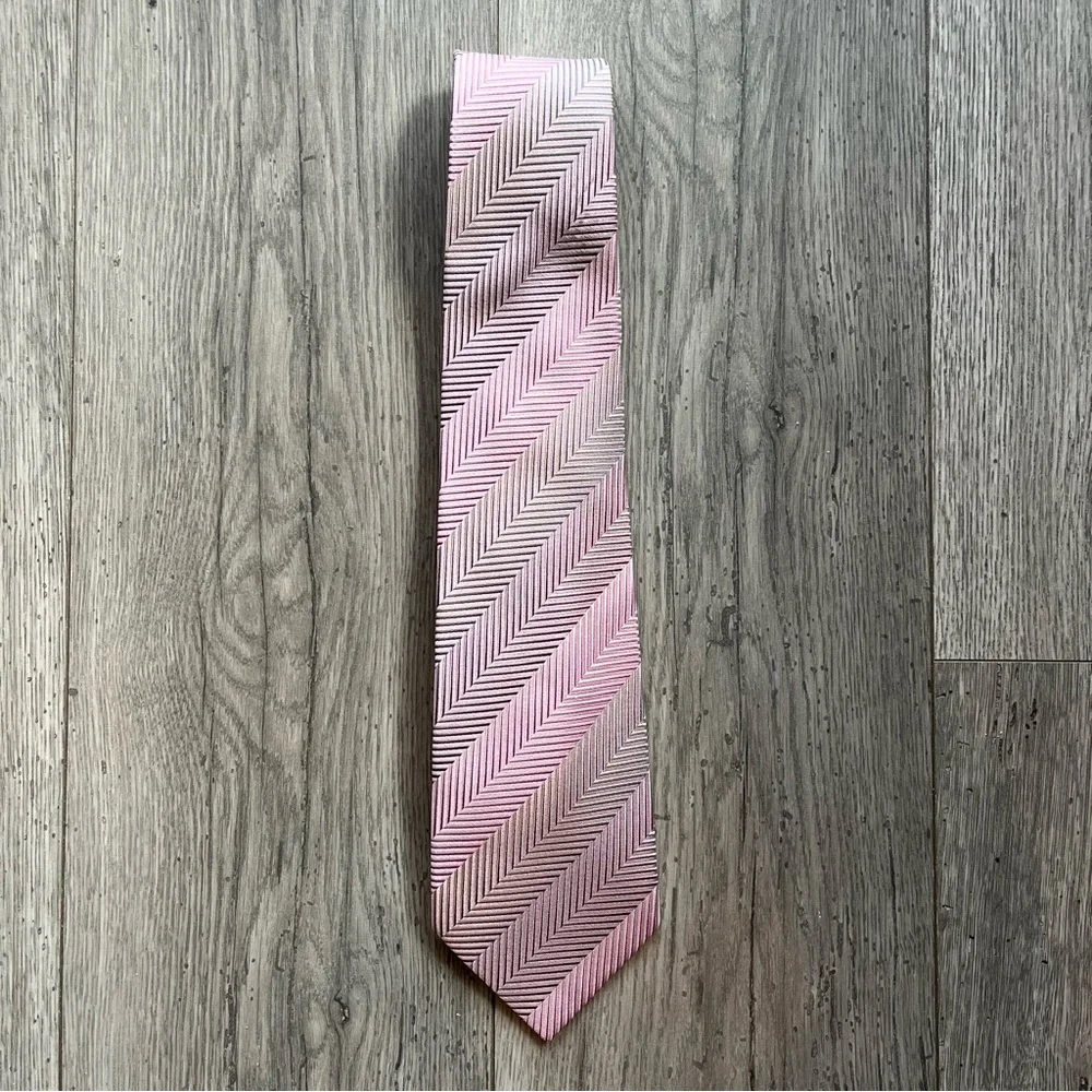 Geoffrey Beene Men’s Neck Tie Chevron Stripe Pink Silk Workwear Dressy Formal